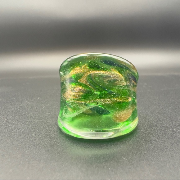 Vintage MCM Lucite Chunky Ring Plastic Green Gold Swirl Statement Size 6 - Picture 1 of 5